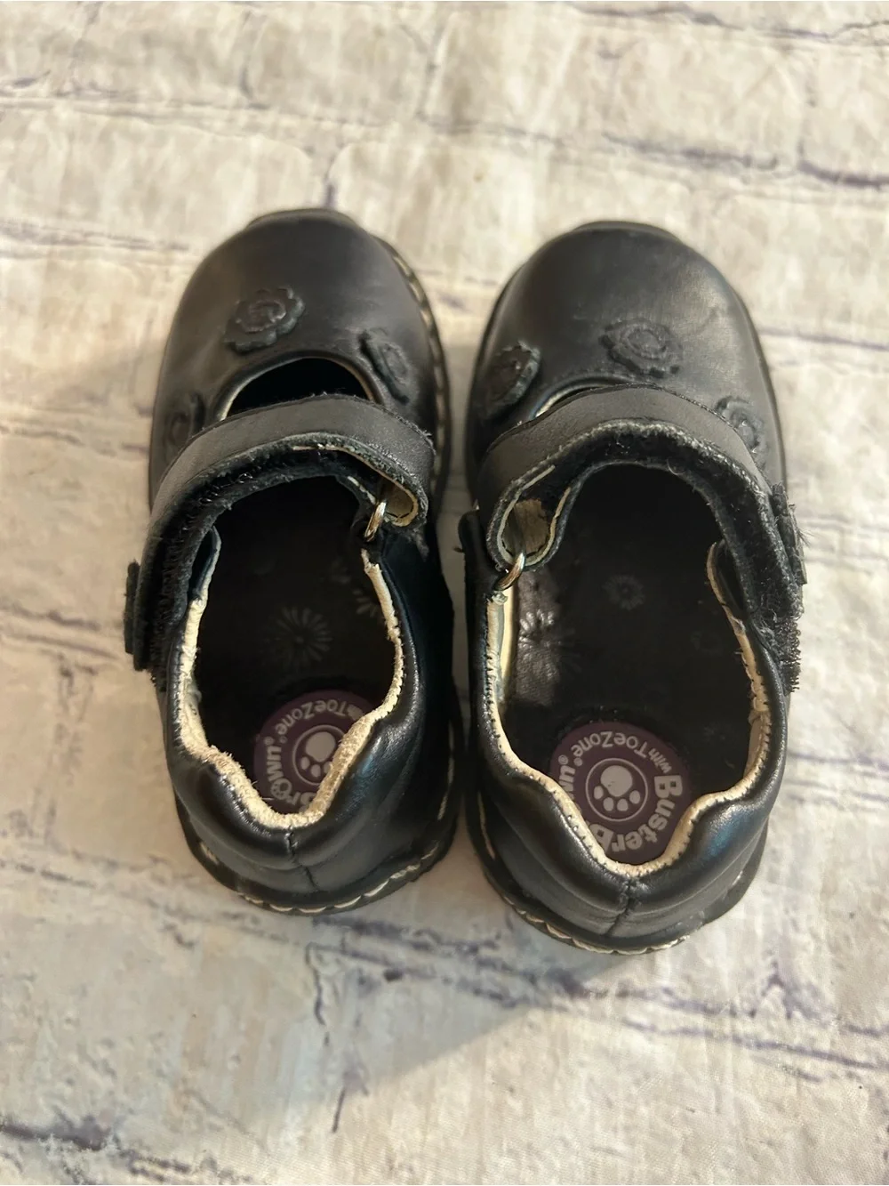 BUSTER BROWN BLACK LEATHER MARY JANE TODDLER GIRLS WHITE STITCHING & FLOWER 6